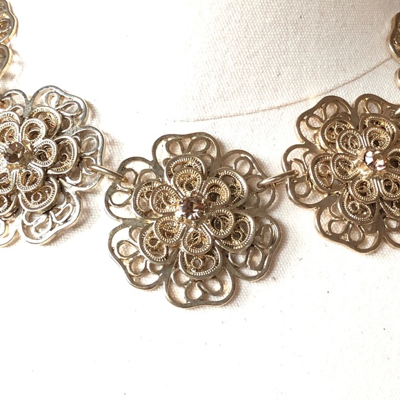 NWT Lucy & Laurel 5 Flower Crystal Embellished Necklace - Picture 6 of 11